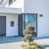 Moderné číslo domu v antracitovej RAL7016 s individuálnym gravírovaním