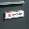 Samolepicí jmenovka s vyměnitelnou papírovou vložkou od Metzler