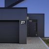 LED osvětlená domovní číslo z nerezové oceli v matné antracitové barvě