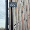 Moderné číslo domu v antracitovej RAL7016 s individuálnym gravírovaním