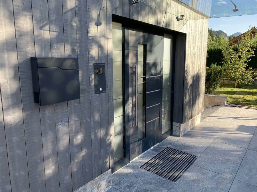 Metzler Briefkasten Hoffmann - u vstupu do domu