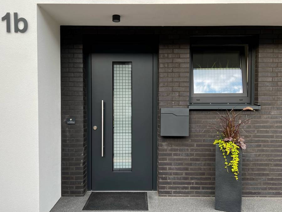 Metzler Briefkasten Hoffmann - u vstupu do domu