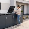 Metzler box na odpadkové koše s paketovou schránkou | sada | 4dílná pro 240 l | Paketbox XL s poštovní schránkou | ocel | antracit RAL 7016